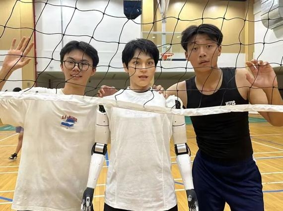 Nghiên cứu sinh robot (giữa) và hai sinh viên của Học viện Sân khấu Thượng Hải. Ảnh: Shanghai Observer