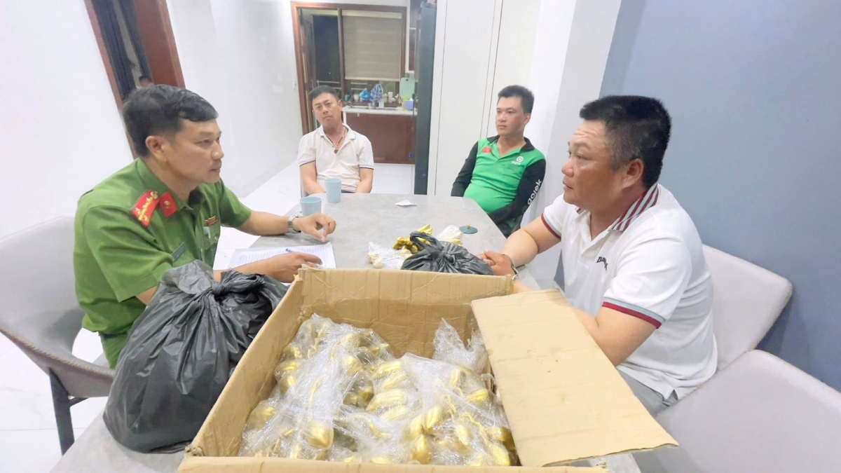 Nhóm đối tượng bị bắt cùng tang vật lừa đảo