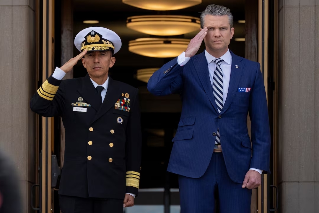 Bộ trưởng Chiến tranh Mỹ Pete Hegseth (phải). (Ảnh: Reuters)