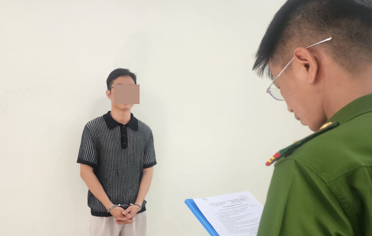 Phòng Cảnh sát hình sự Công an thành phố Đà Nẵng tống đạt các quyết định đối với Nguyễn Duy Tuấn