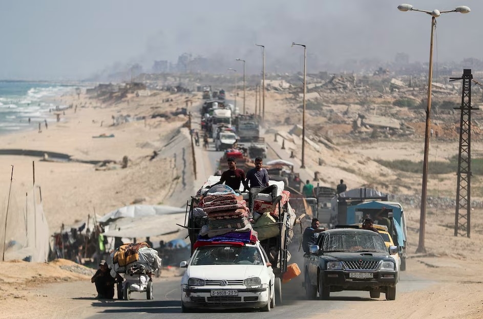 Người dân Palestine rời khỏi miền bắc Gaza ngày 10/9 sau lệnh di tản của Israel. Ảnh: Reuters