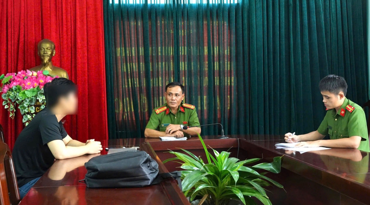Sinh viên Nguyễn Văn H. làm việc tại cơ quan công an phường Phú Xuân, thành phố Huế
