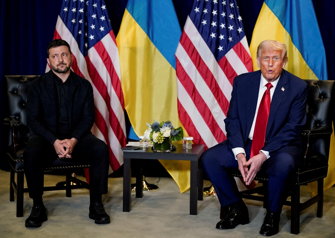 Tổng thống Ukraine Volodymyr Zelensky và Tổng thống Mỹ Donald Trump. Ảnh: AP