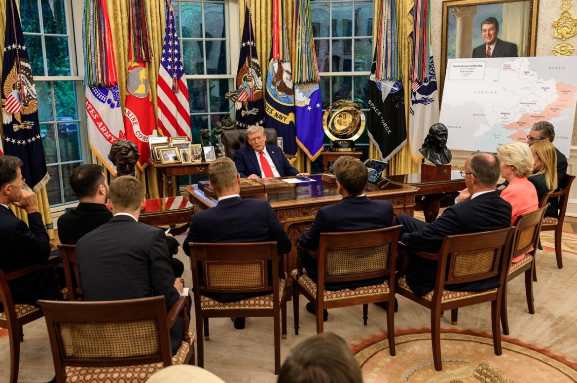 Một bức ảnh do Nhà Trắng công bố cho thấy Tổng thống Mỹ Donald Trump gặp gỡ các nhà lãnh đạo châu Âu sau cuộc điện đàm với Tổng thống Nga Vladimir Putin tại Phòng Bầu dục ở Washington hôm 18/8. Bên phải bức ảnh là bản đồ hiển thị các khu vực Ukraine đang bị Nga chiếm đóng.