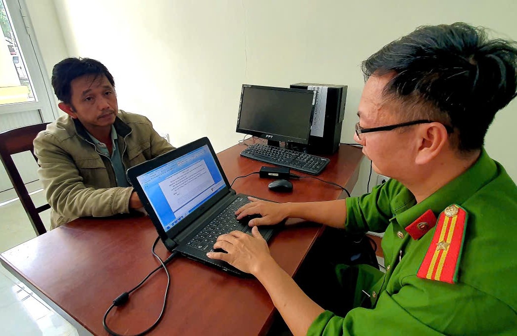 Võ Hùng Vương làm việc với cán bộ điều tra Công an tỉnh Đắk Lắk