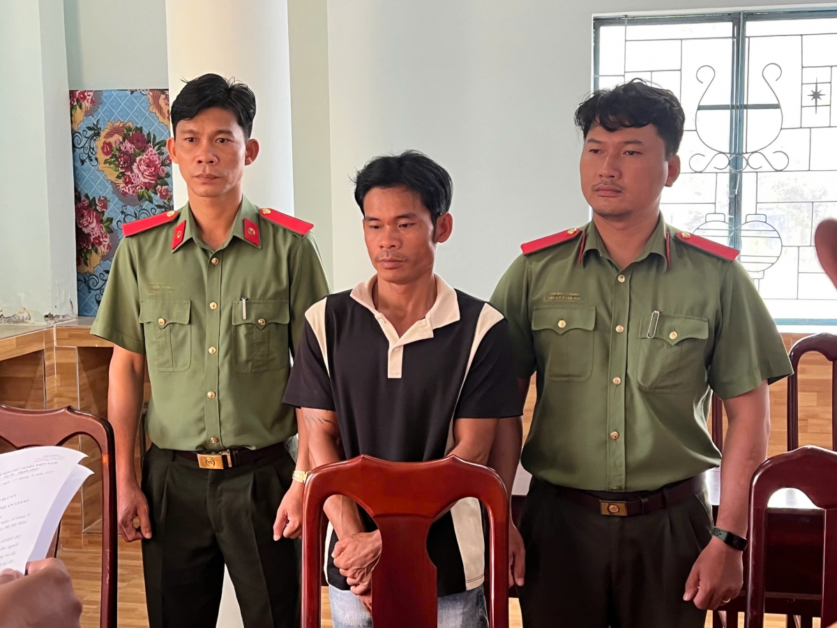 Bị can Trần Văn Mỹ nghe tống đạt tố tụng