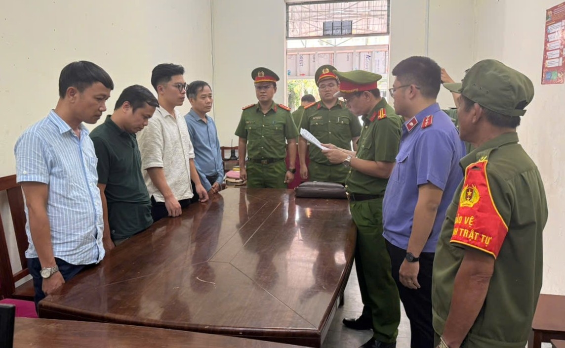 Cơ quan Cảnh sát điều tra tống đạt các quyết định đối với 4 bị can