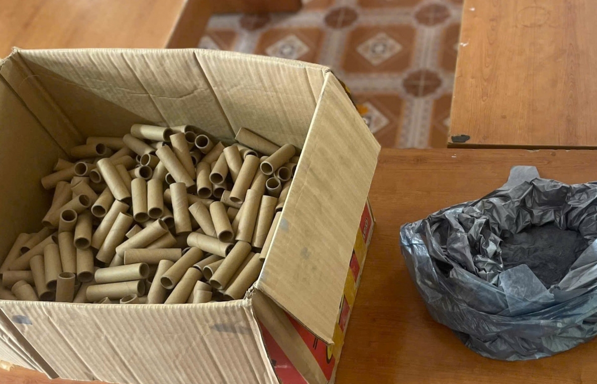 Công an xã Vĩnh Am đã xử lý số thuốc pháo chị T. giao nộp theo quy định (Ảnh: Công an Hải Phòng)