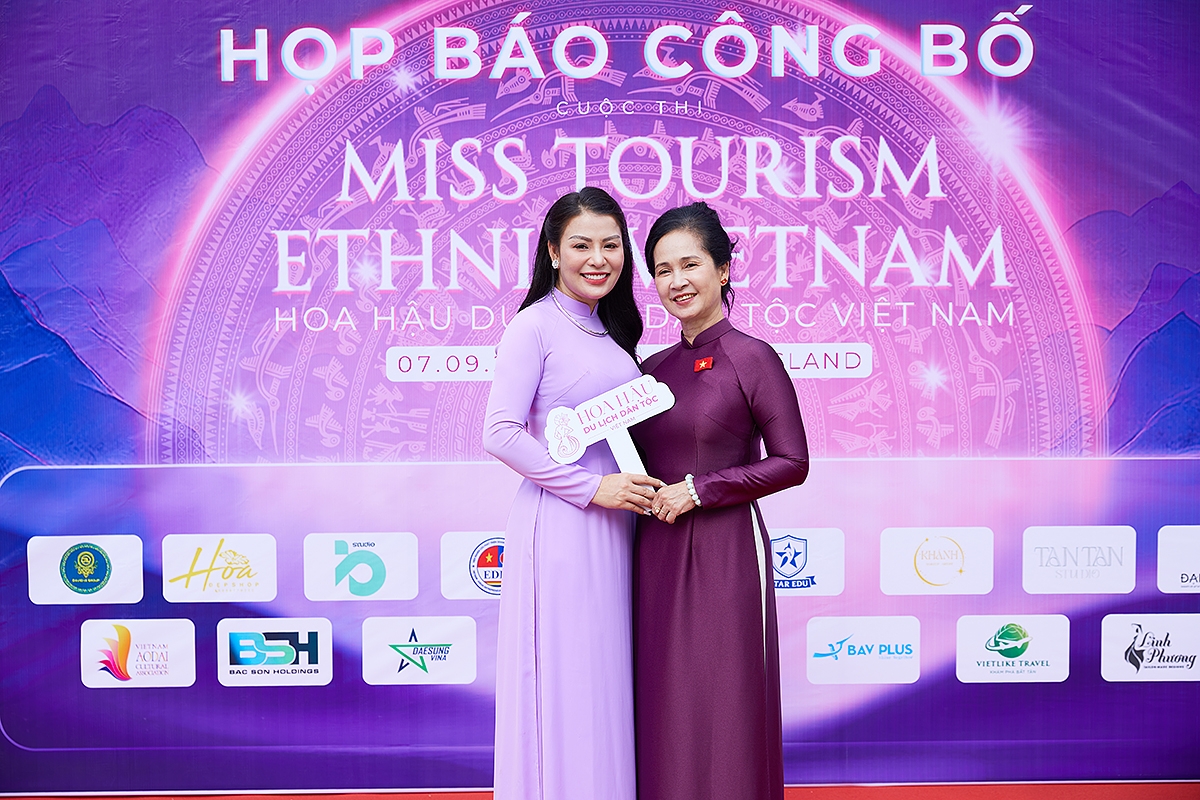 Bà Đàm Hương Thủy, Trưởng BTC (trái) và NSND Lan Hương, Trưởng BGK cuộc thi tại buổi họp báo. (Ảnh: BTC)