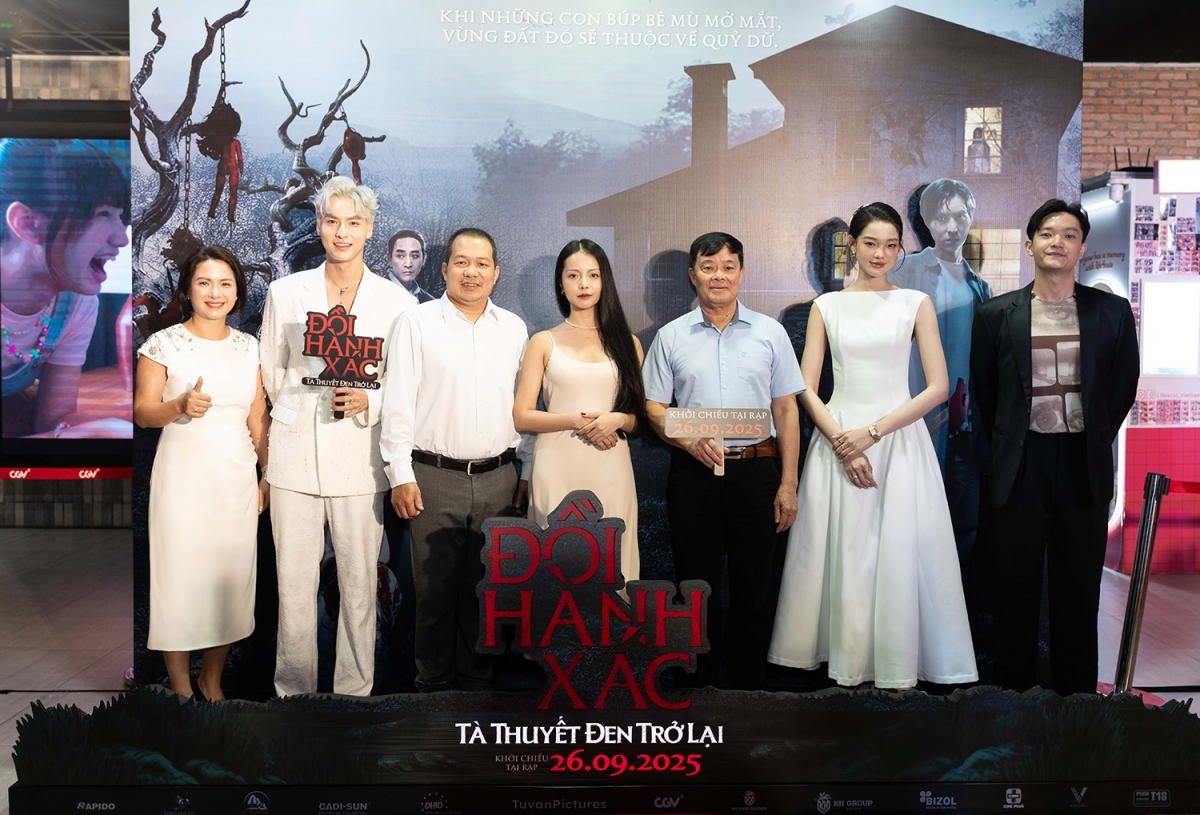 "Đồi hành xác: Tà thuyết đen trở lại" lại mang màu sắc hiện đại với sự pha trộn giữa kinh dị, tâm lý và hành động.