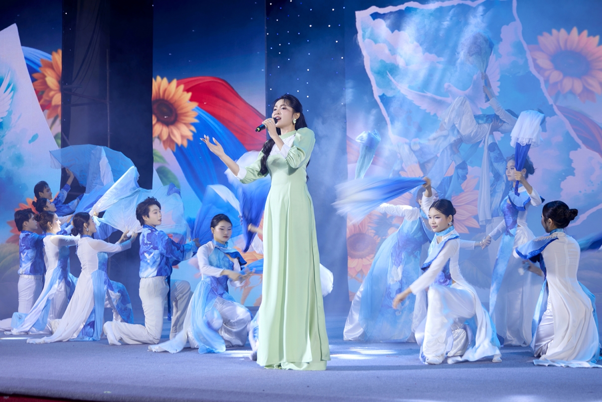 Nguyễn Duyên Quỳnh hát ca khúc “Shine for Peace” do nhạc sĩ Nguyễn Văn Chung sáng tác