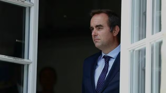 Sự gắn bó và trung thành với Tổng thống Emmanuel Macron giúp Tân Thủ tướng Pháp Sébastien Lecornu duy trì vị trí chủ chốt qua nhiều nhiệm kỳ chính phủ. (Ảnh: Ouest-France)