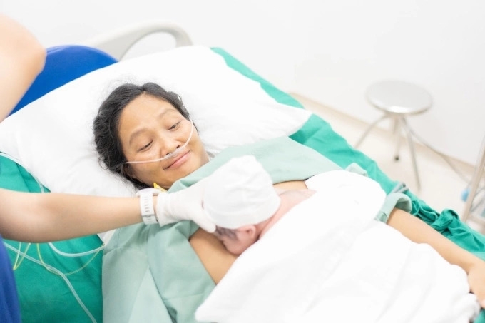 Hoa hậu H’Hen Niê nói lần đầu làm mẹ, cô giữ tinh thần lạc quan, xem sinh nở là hành trình hạnh phúc và mong muốn truyền cảm hứng tích cực trong hành trình sinh nở.