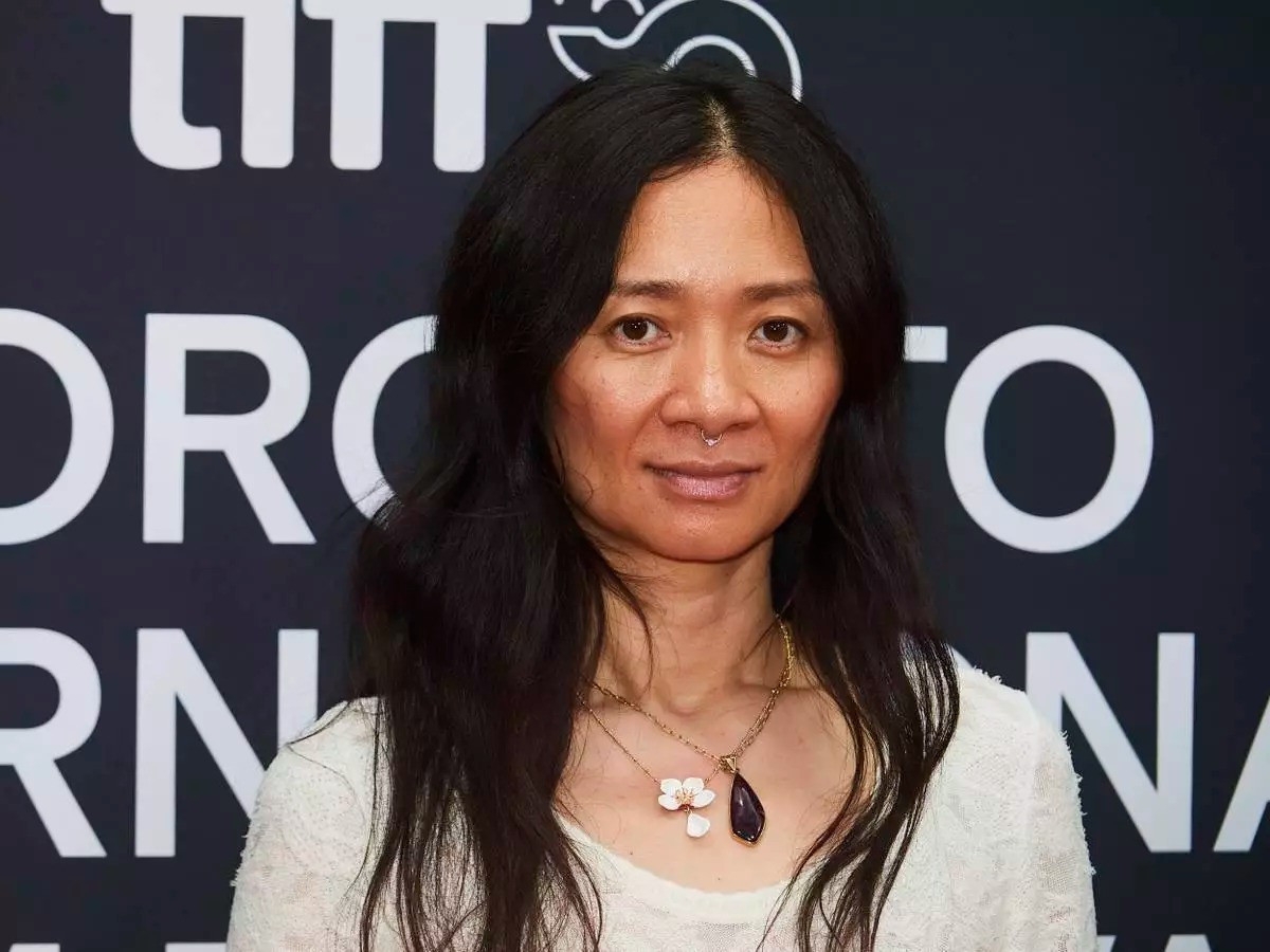 Đạo diễn Chloé Zhao từng đoạt Oscar với “Nomadland” đang được kỳ vọng sẽ gặt hái được thành công với tác phẩm “Hamnet”. (Ảnh: AP)