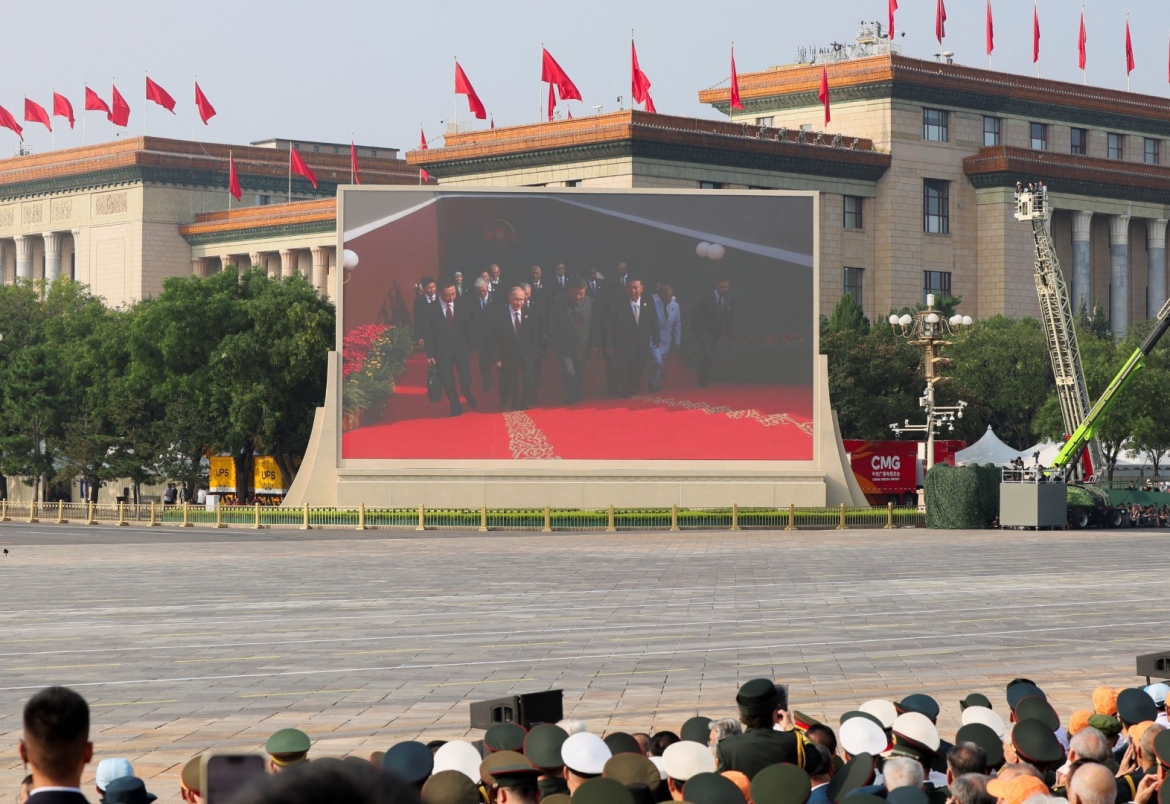 Màn hình quay cảnh Chủ tịch Trung Quốc Tập Cận Bình, Tổng thống Nga Vladimir Putin và nhà lãnh đạo Triều Tiên Kim Jong Un đến dự lễ duyệt binh ngày 3/9.
