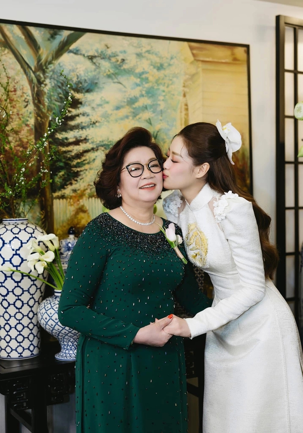 Hoa hậu Khánh Vân cho biết mẹ là chỗ dựa tinh thần giúp cô vượt qua những giai đoạn khó khăn nhất trong sự nghiệp và cuộc sống.