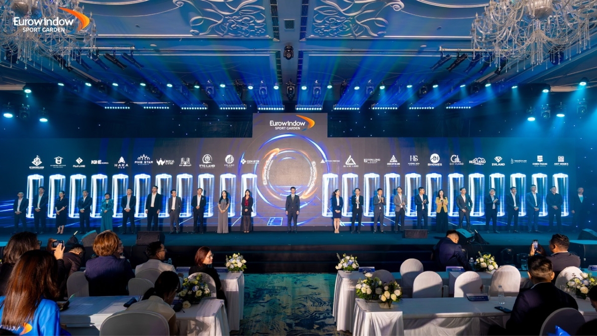 Nghi thức “Thắp sáng năng lượng xanh”với sự tham gia của đại diện 23 đại lý cùng đại diện Chủ đầu tư thể hiện quyết tâm lan tỏa hình ảnh Eurowindow Sport Garden đến khách hàng