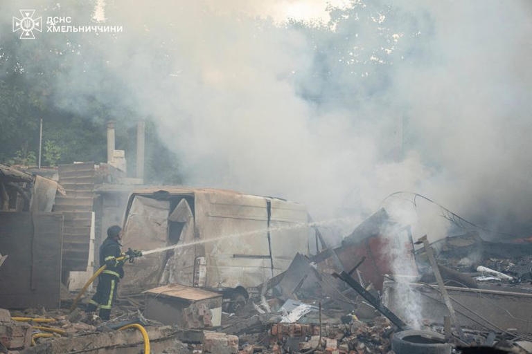Lực lượng cứu hộ Ukraine làm nhiệm vụ tại Khmelnytskyi. Ảnh: Reuters