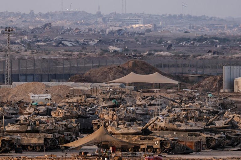 Xe tăng Israel tập kết tại biên giới. Ảnh: Reuters