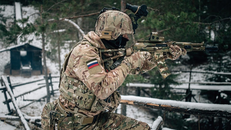 Lính Nga sử dụng súng trường tấn công chiến thuật Kalashnikov. Ảnh: Shutterstock