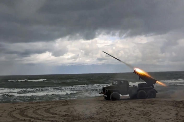 Nga phóng tên lửa trong cuộc tập trận Zapad-2025. Ảnh: EPA