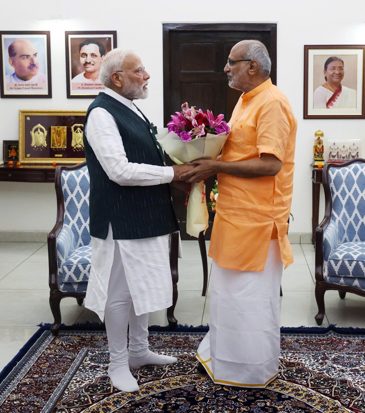 Thủ tướng Ấn Độ Narendra Modi tặng hoa chúc mừng ông CP Radhakrishnan được Quốc hội Ấn Độ bầu làm Phó Tổng thống thứ 15 của nước này ngày 9/9 (ANI)