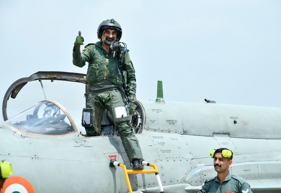 Tư lệnh Không quân Ấn Độ, tướng AP Singh trực tiếp cầm lái 1 trong sáu chiếc MiG-21 thực hiện chuyến bay cuối cùng của dòng máy bay này sáng 26/9. (Ảnh: ANI)