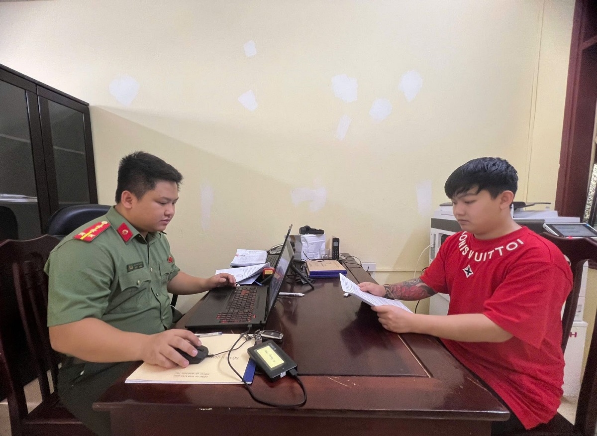 Đối tượng Nguyễn Hoàng Phúc tại cơ quan công an (Ảnh: Công an Ninh Bình)