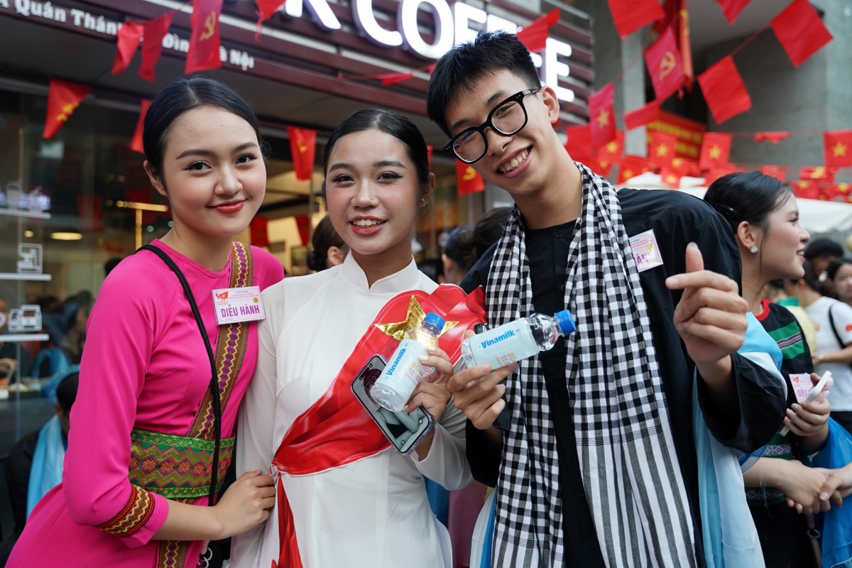 Giữa những ngày tập luyện miệt mài, các khối quần chúng và khối văn hóa – thể thao hào hứng đón nhận nguồn dinh dưỡng thiết thực từ Vinamilk (Ảnh: Vi Nam)