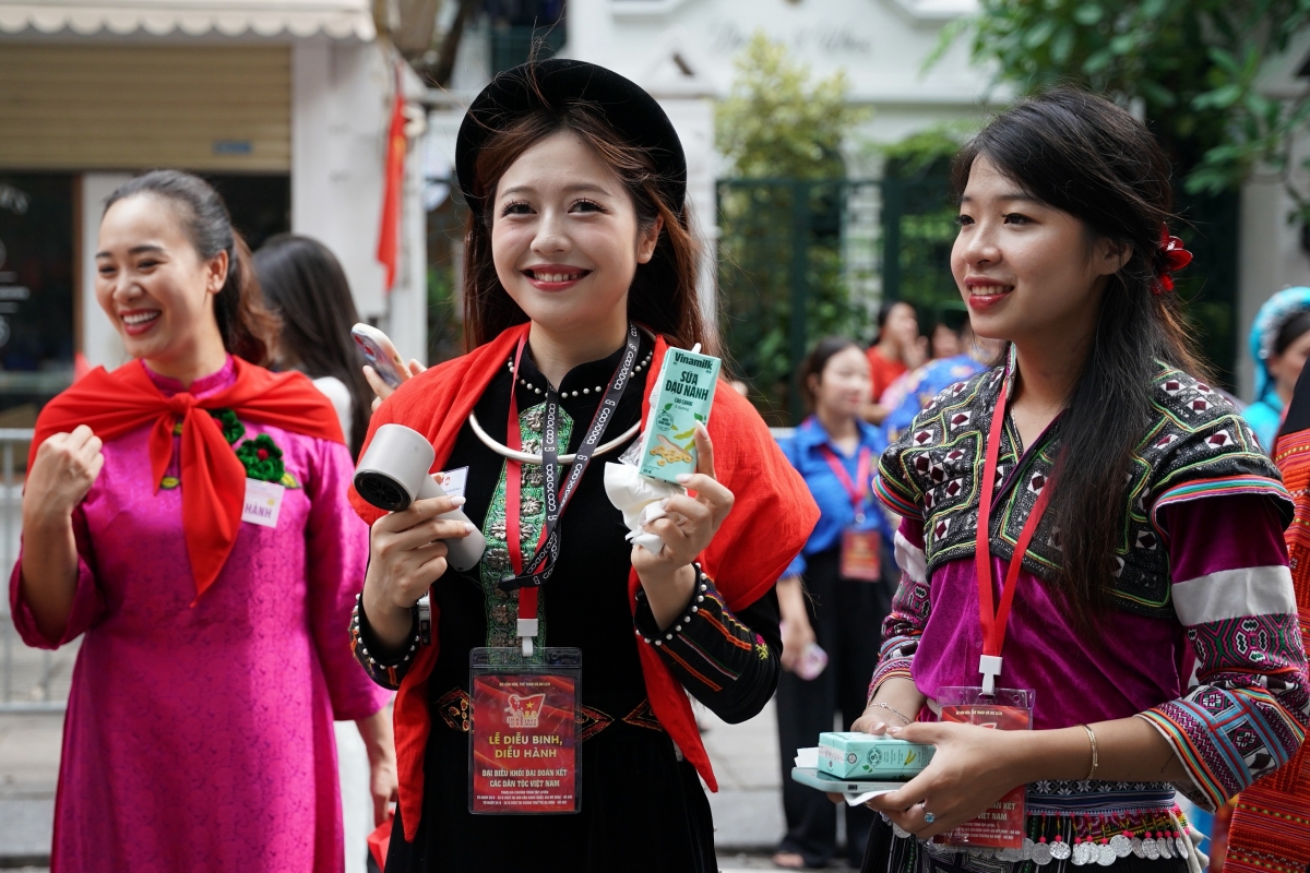 Những sản phẩm dinh dưỡng của Vinamilk góp phần mang đến những nụ cười cho các cô gái trẻ đại diện cho các dân tộc ở Việt Nam tham gia diễu hành (Ảnh: Vi Nam)