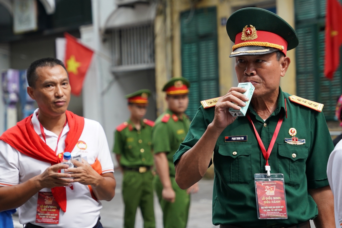 Ngày trước chiến đấu trên chiến trường, ngày nay các cựu chiến binh sải bước hạnh phúc trên tuyến đường diễu hành (Ảnh: Vi Nam)