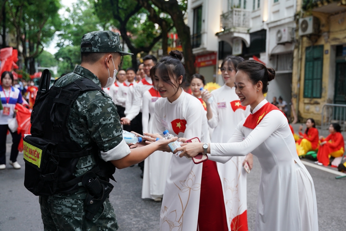 Tiếp nước giữa giờ làm nhiệm vụ (Ảnh: Vi Nam)