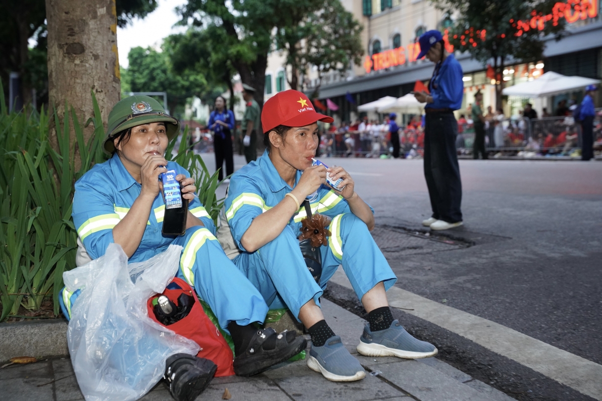 Phút nghỉ ngơi và tiếp thêm chút năng lượng bằng sữa tươi Vinamilk của các chị góp phần quan trọng để đại lễ diễn ra với những tuyến đường sạch sẽ, ngăn nắp (Ảnh: Vi Nam)