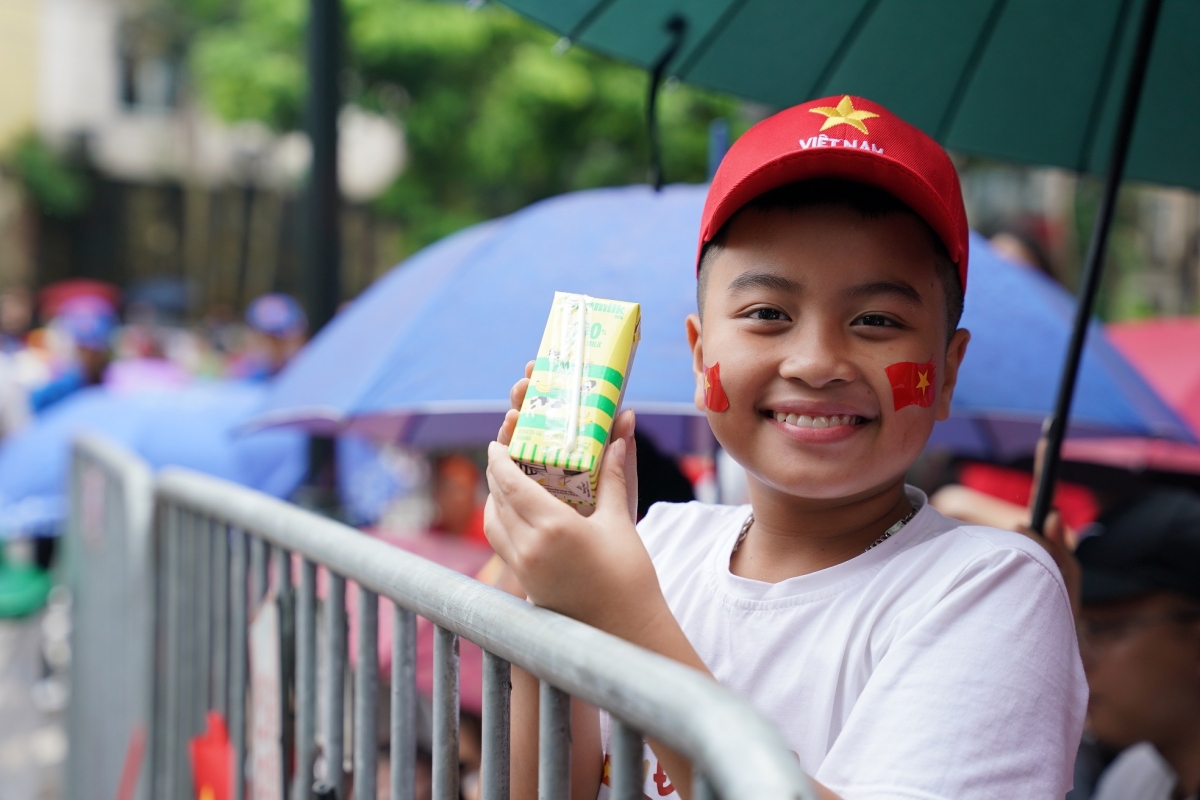 Em bé vui khoe hộp sữa Vinamilk vừa được nhận. Vinamilk luôn dành sự quan tâm đặc biệt đến trẻ em – mang đến nguồn dinh dưỡng chất lượng để các em lớn lên khỏe mạnh, vững vàng và đầy ước mơ (Ảnh: Vi Nam)