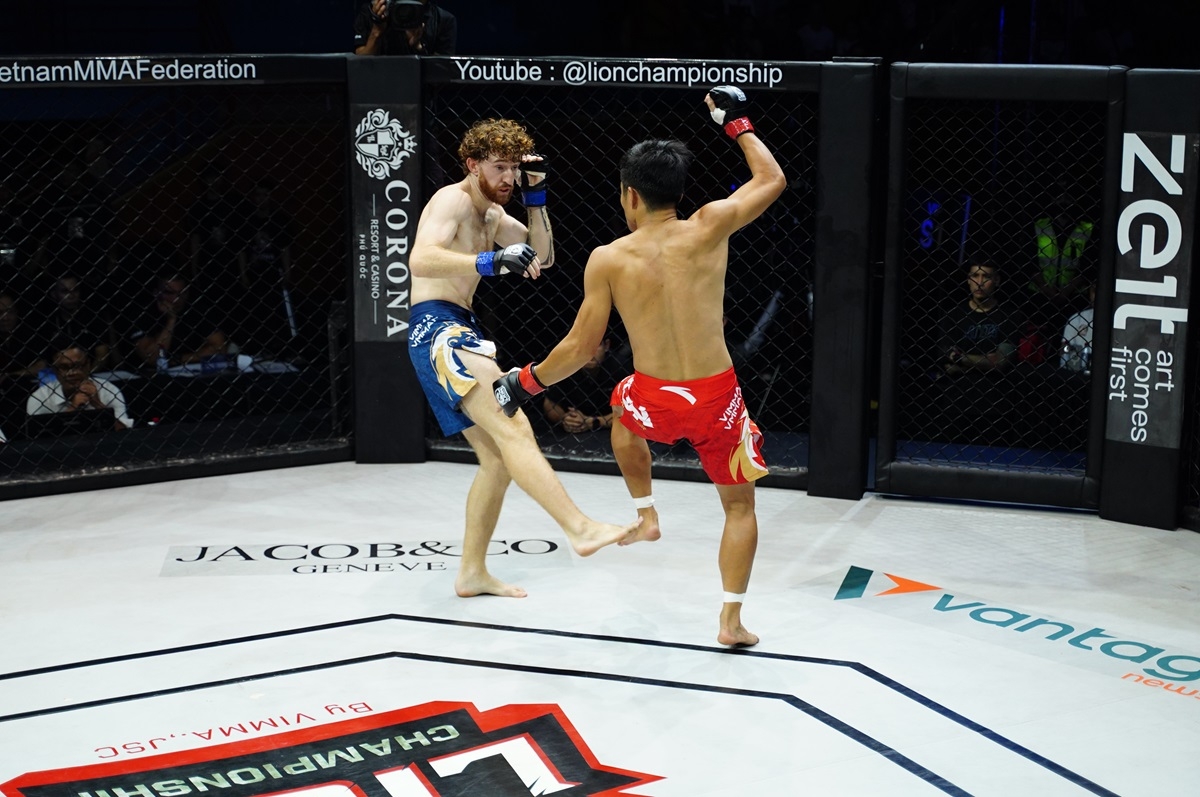 Trận cầu tâm điểm là màn so tài giữa Trương Cao Minh Phát, võ sĩ từng giành chức vô địch hệ thống WBC Muay Thái - hệ thống chuyên nghiệp uy tín nhất thế giới, và đối thủ người CH Ireland - Aaron Clarke ở thể thức MMA Striking 61kg. 