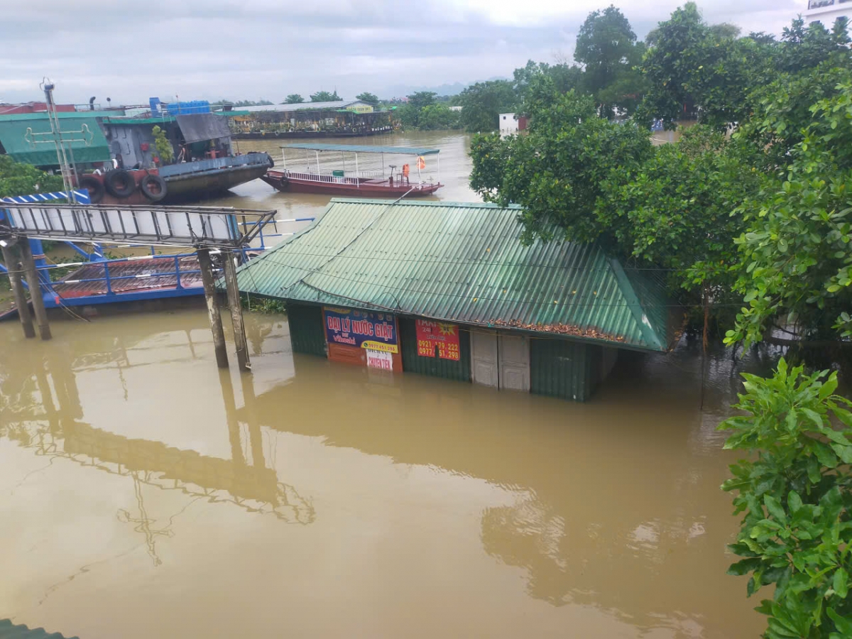 Hình ảnh thôn Kênh Gà bị chìm trong biển nước