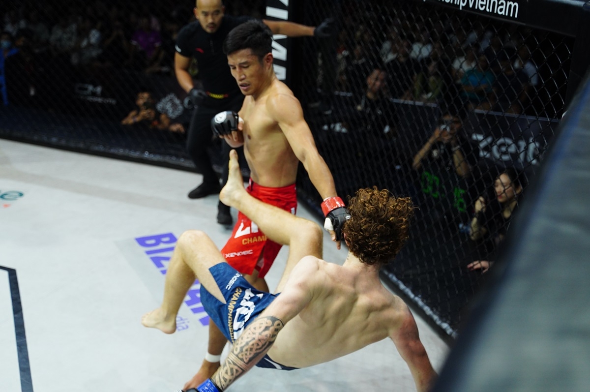 Minh Phát khởi đầu trận đấu rất ấn tượng với những đòn đánh đa dạng, khiến đối thủ gặp khó. 