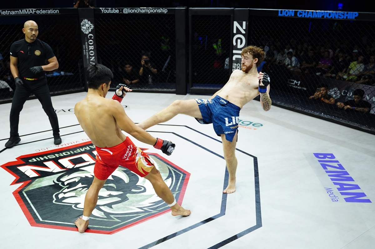Tuy vậy, khả năng chịu đòn tốt giúp Clarke trụ vững và không bị đánh knock-out. 