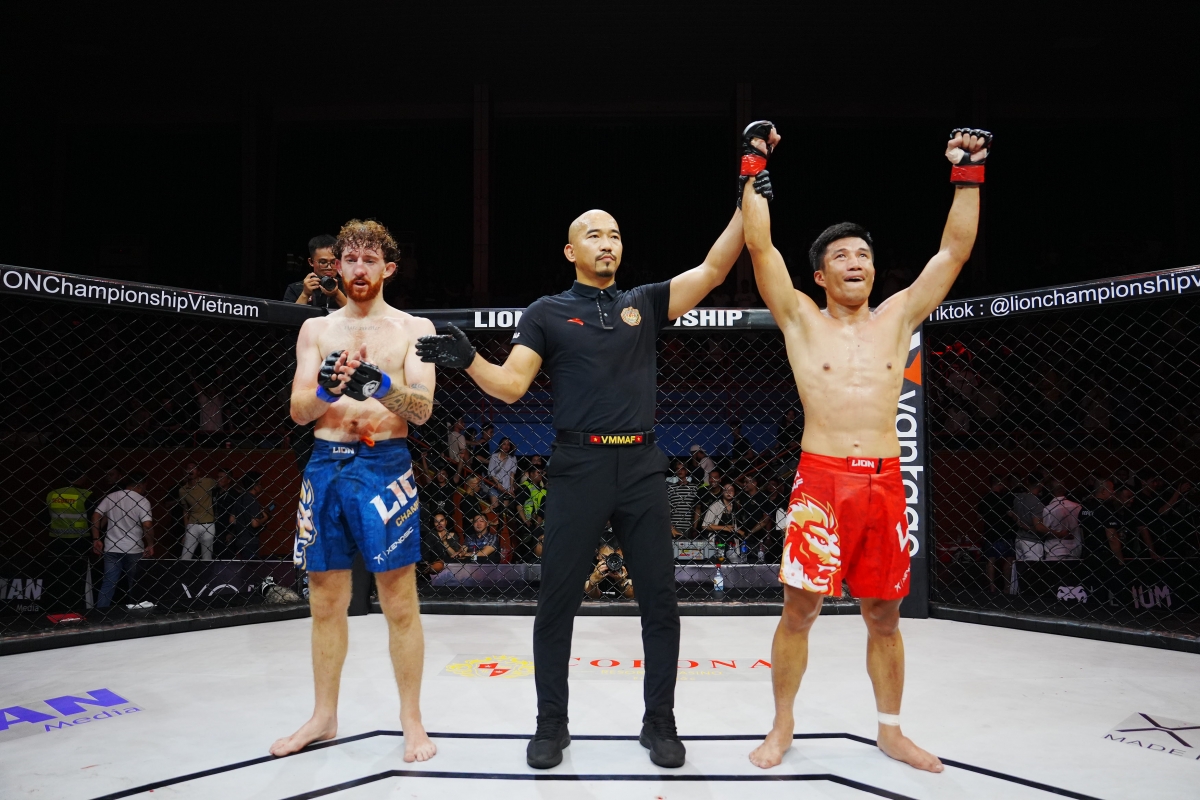 Thế nhưng những đòn đánh liên tiếp từ tay đến chân giúp Minh Phát chiếm ưu thế về điểm số và giành được chiến thắng nhờ tính điểm đồng thuận từ tổ trọng tài. 