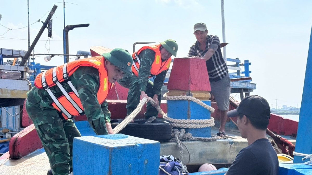 Lực lượng chức năng giúp bà con neo đậu tàu thuyền và phòng chống bão