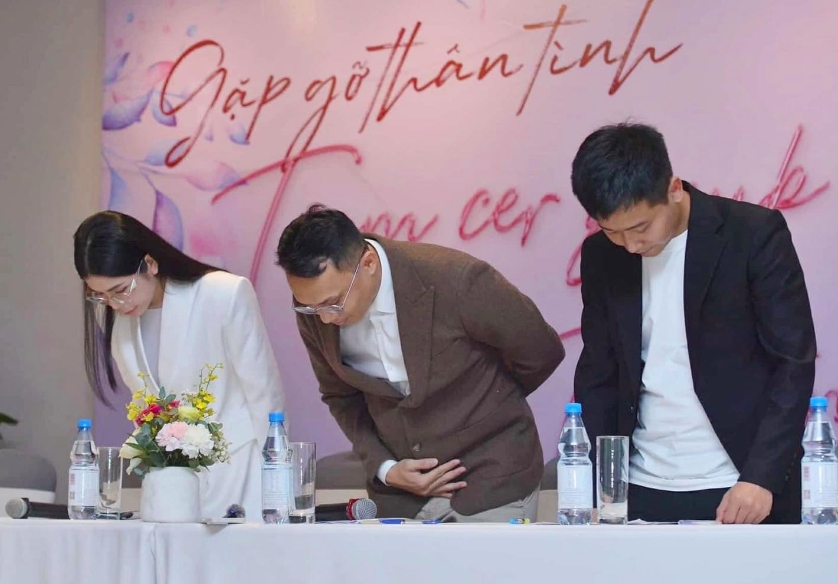 Các bị can trong vụ án từ trái qua phải: Hằng "Du mục", Lê Tuấn Linh, Quang Linh Vlog. 