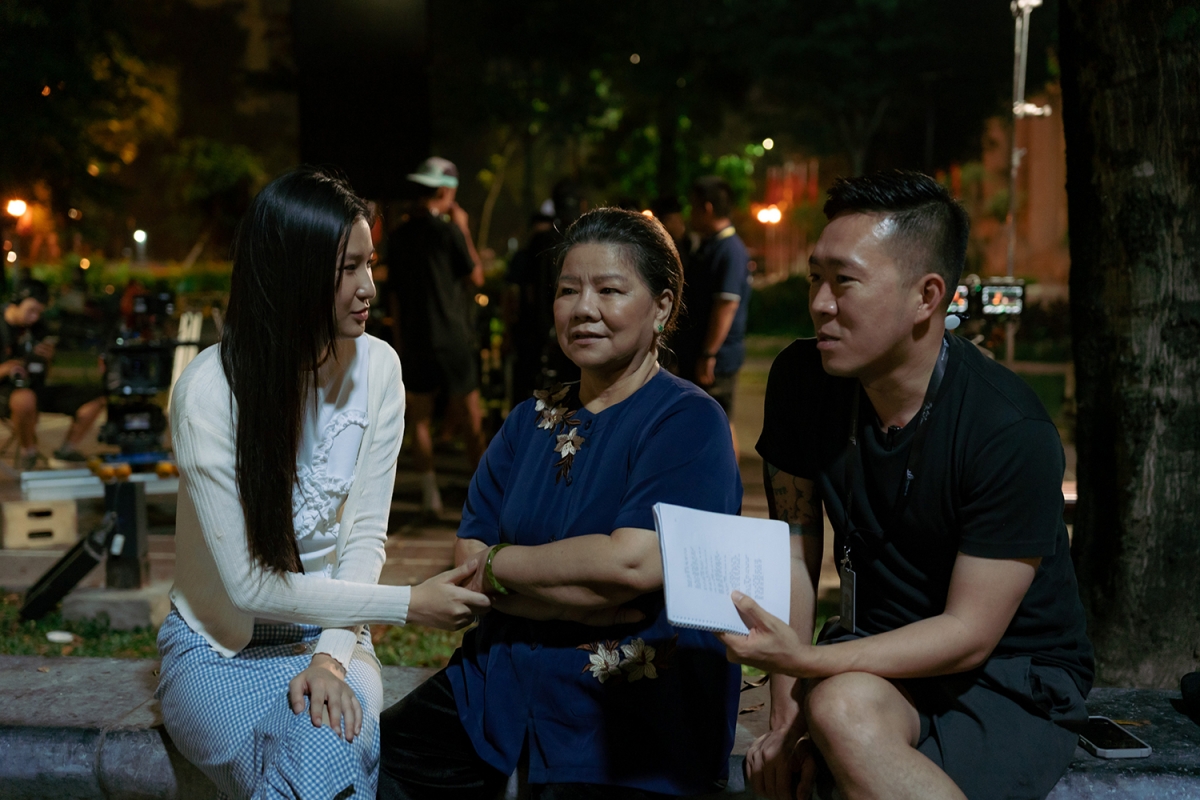 Đạo diễn Hoàng Nam (ngoài cùng bên phải) cùng NSND Thanh Hoa và Nàng Mơ trong phim