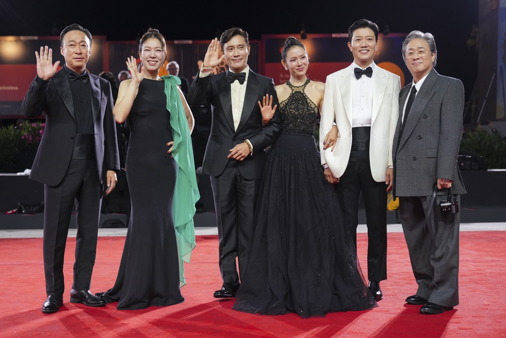 Đạo diễn Park Chan Wook cùng dàn diễn viên phim "No Other Choice". Ảnh: AP