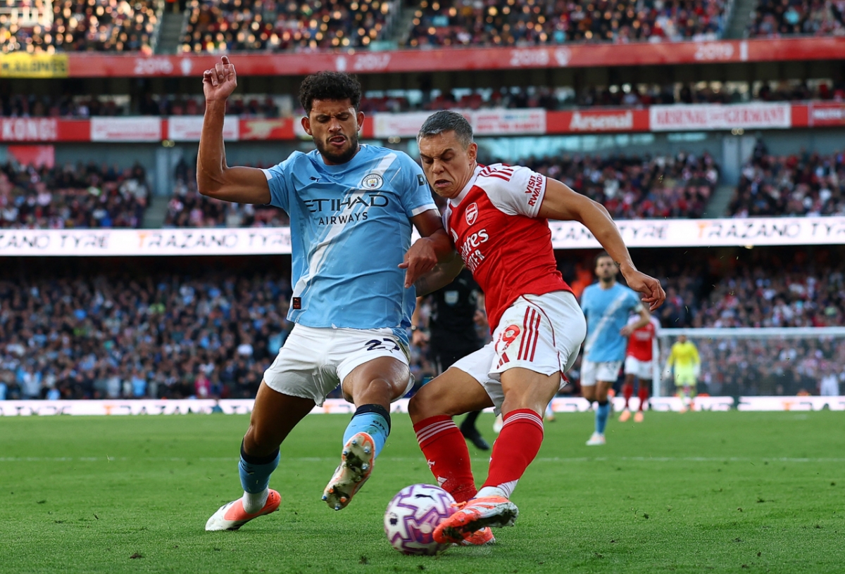 Man City vẫn đang nỗ lực phòng ngự trước sức ép của Arsenal (Ảnh: Reuters)