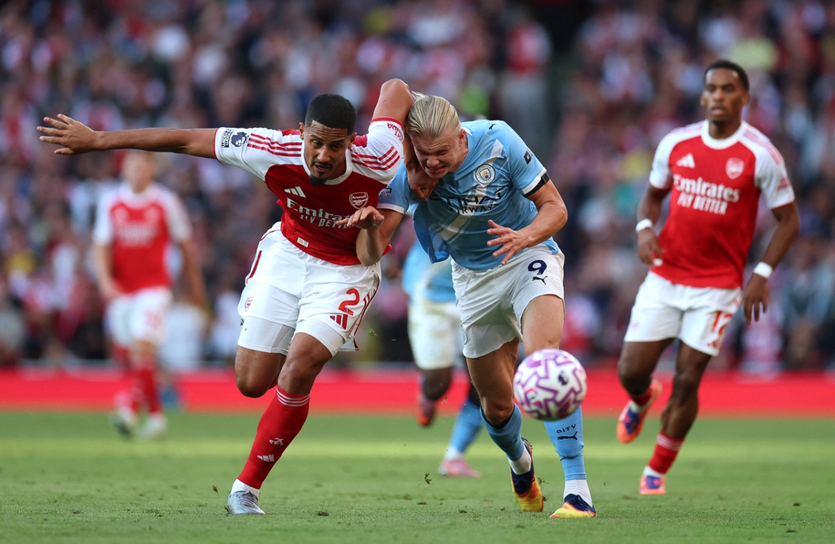 Haaland rời sân khi Man City tăng cường hàng phòng ngự (Ảnh: Reuters)