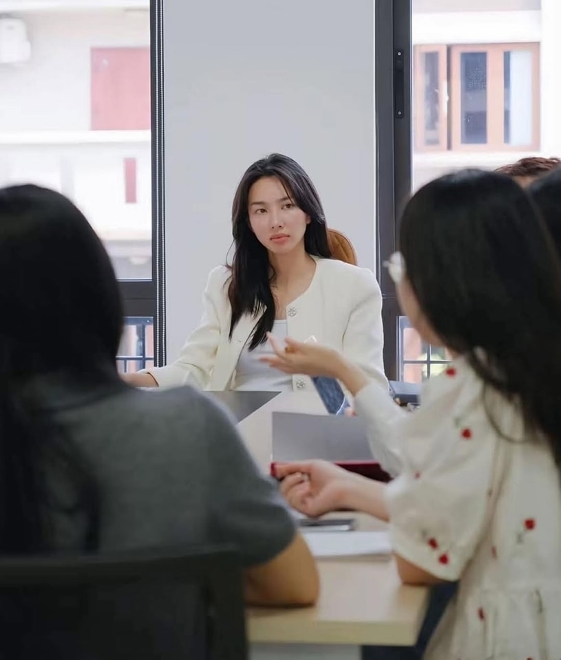 Mới đây, bộ Công An thông tin hoa hậu Nguyễn Thúc Thuỳ Tiên bị truy tố về tội Lừa dối khách hàng theo quy định tại khoản 2 Điều 198 Bộ luật Hình sự năm 2015. Hoa hậu Thùy Tiên bị xác định đã thu lợi bất chính 6,8 tỷ đồng.