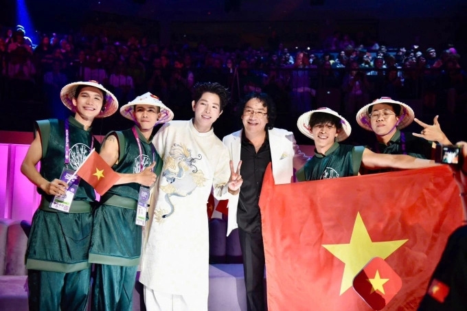 Các kênh truyền thông Nga nhận định Đức Phúc chiến thắng thuyết phục tại Intervision 2025, khen anh truyền tải mạnh mẽ tinh thần dân tộc qua ca khúc 'Phù Đổng Thiên Vương'.