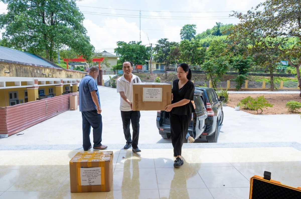 Ảnh 3. Thầy Nguyễn Hữu Thọ, Hiệu trưởng Trường Tiểu học 19-8 cùng cán bộ Vietnam Airlines trực tiếp vận chuyển những thùng quà sách chuẩn bị cho buổi khai giảng.
