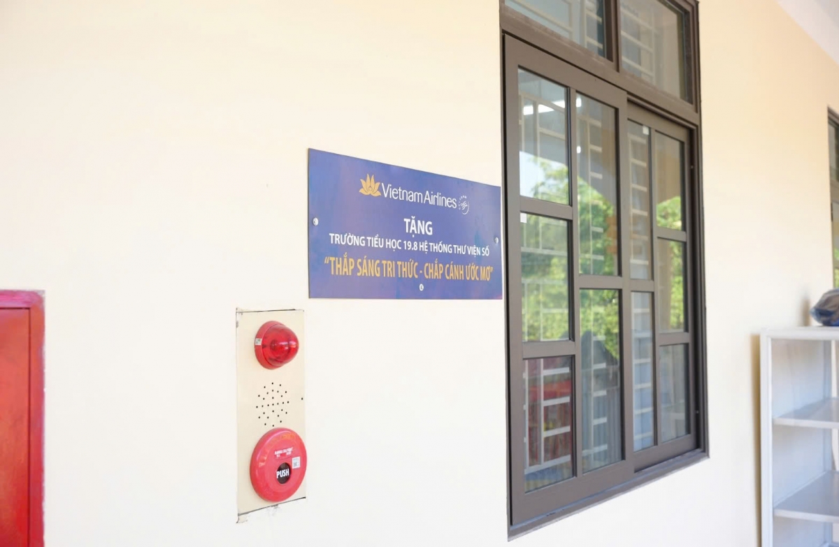 Tấm biển “Vietnam Airlines tặng Trường Tiểu học 19-8 hệ thống thư viện số” được gắn trang trọng, khẳng định cam kết của Hãng Hàng không Quốc gia trong việc đồng hành cùng giáo dục, thắp sáng tri thức