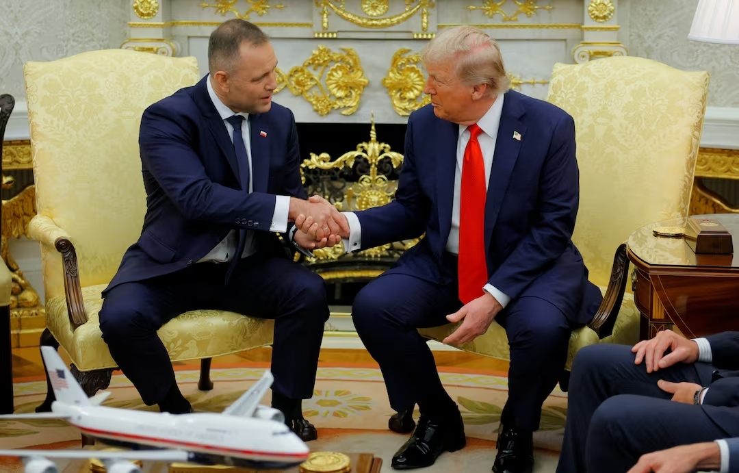 Tổng thống Ba Lan Karol Nawrocki và Tổng thống Mỹ Donald Trump. (Ảnh: Reuters)